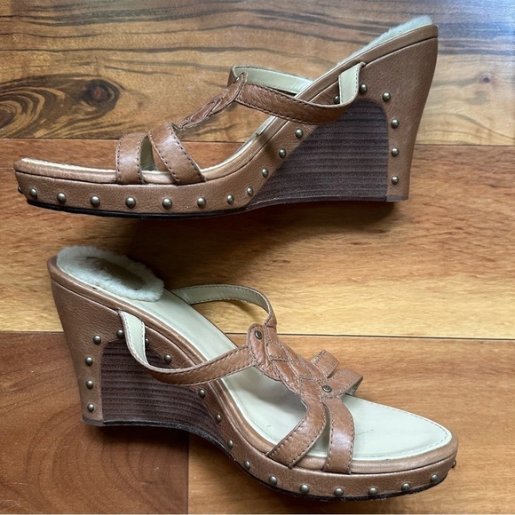 Ugg Lourdes Stacked Wedge Sandal - Picture 2 of 9